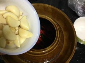 倒进大蒜一起泡进去