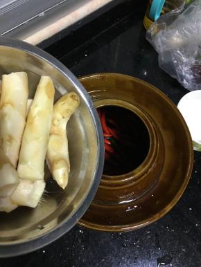 轮到嫩姜一起接着往里面倒