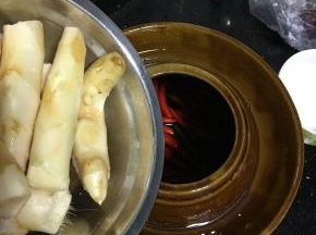 轮到嫩姜一起接着往里面倒