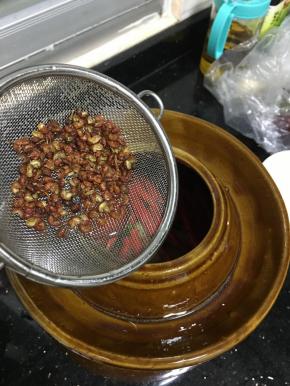 我准备了花椒一起泡比较香，花椒洗干净用漏筛洗不会掉