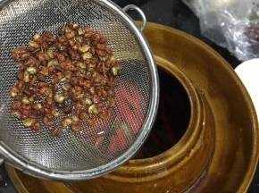 我准备了花椒一起泡比较香，花椒洗干净用漏筛洗不会掉
