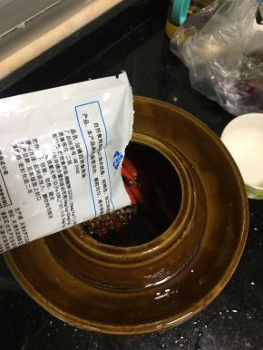 接着放入剩下的一半盐