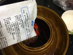 接着放入剩下的一半盐