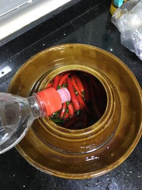 倒入白酒，因为生水，我倒了差不多三分之一