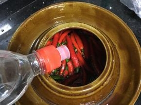 倒入白酒，因为生水，我倒了差不多三分之一