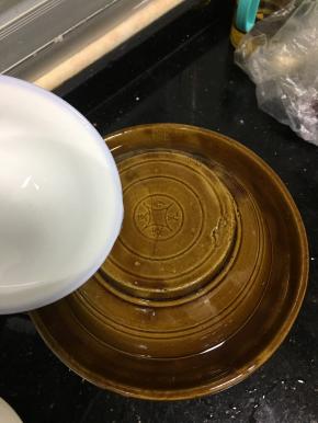 盖子盖上，在坛岩周围淋上水隔绝空气