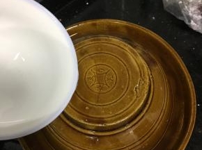 盖子盖上，在坛岩周围淋上水隔绝空气