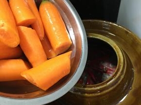 揭开坛盖，加入胡萝卜