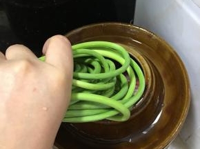 加入蒜薹