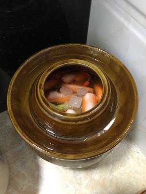 放十几粒冰糖，然后再加150g的盐，再倒一点白酒，盖回盖子放阴凉处，过半个月就可以吃了