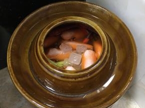 放十几粒冰糖，然后再加150g的盐，再倒一点白酒，盖回盖子放阴凉处，过半个月就可以吃了