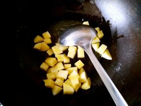 锅中放油，先炒土豆。