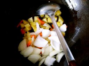 土豆炒一会儿之后再把胡萝卜和圆葱倒入继续煸炒。