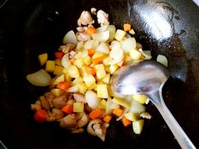 把之前炒好的土豆圆葱胡萝卜倒进去