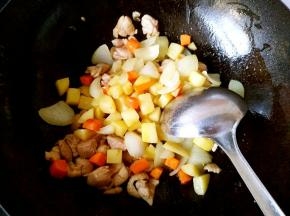 把之前炒好的土豆圆葱胡萝卜倒进去