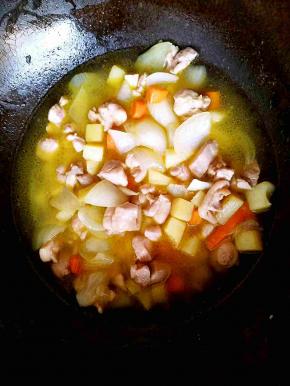 翻炒均匀之后加入适量的清水