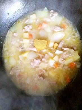 煮到汤汁大约剩一半的时候加入咖喱块儿