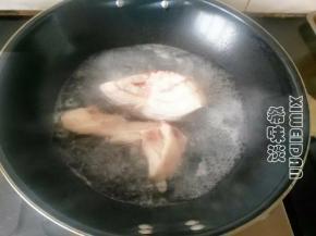 先把五花肉放入冷水煮熟，变硬
