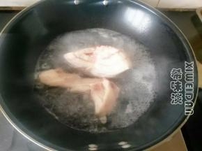 先把五花肉放入冷水煮熟，变硬
