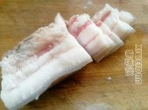 肉出锅冷水冲洗下切薄片