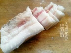肉出锅冷水冲洗下切薄片