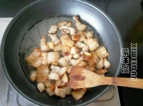 煎到两面金黄，捞起来装盘子里备用