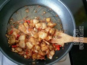 再倒入煎好的五花肉翻炒下，加盐，红糖，老抽翻炒，加点清水，稍微煮沸