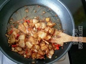 再倒入煎好的五花肉翻炒下，加盐，红糖，老抽翻炒，加点清水，稍微煮沸