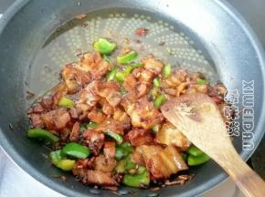 倒入青椒翻炒下，青椒熟了就装盘