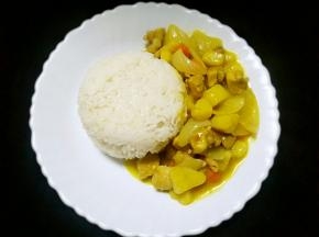 把小碗拿开，再把做好的咖喱鸡块盛在米饭旁边。一顿美味可口营养丰富的早餐就OK了！