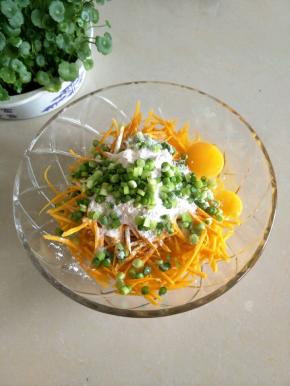 加入鸡蛋、蒜苔(切未)、清水、面粉、盐。