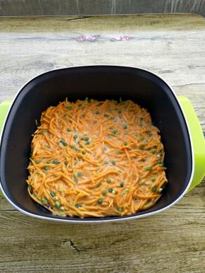 倒入抹油的锅中，铺平。