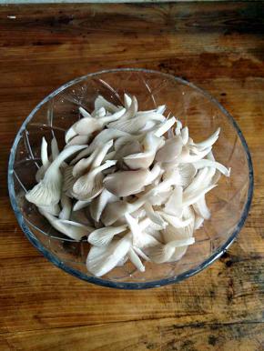 平菇洗净，稍微撕一下。