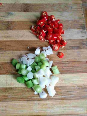 小米椒，葱切一下