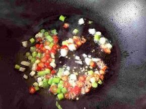 热锅凉油，下葱、小米椒小火煸香。