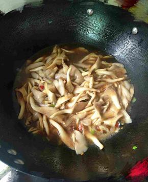 加入生抽、盐调味即可。