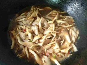 加入生抽、盐调味即可。