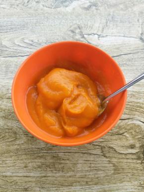 把南瓜蒸熟，加入炼乳搅拌成泥备用。