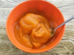 把南瓜蒸熟，加入炼乳搅拌成泥备用。