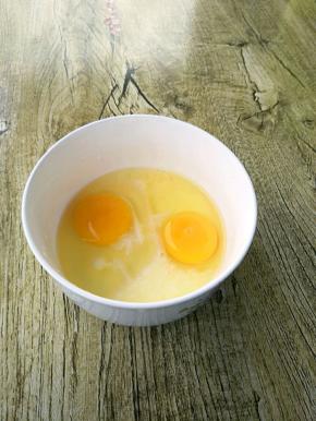 鸡蛋、水淀粉放入碗中