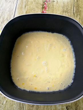 倒入抹油的锅中，铺平。