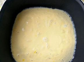 倒入抹油的锅中，铺平。
