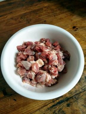 把鸭肉去骨，切成小丁。