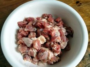 把鸭肉去骨，切成小丁。