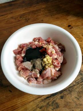 加入胡椒粉，蚝油，姜末抓匀。