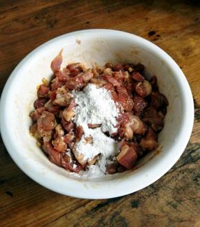 再加入干淀粉抓匀后，腌制30分钟。