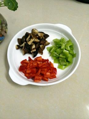 把香菇泡发后切丁，青红椒也切丁