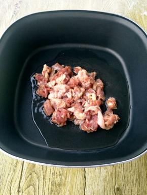 油温烧至五成热，下腌好的鸭肉。