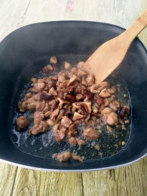 炒至颜色变白，下香菇炒匀。