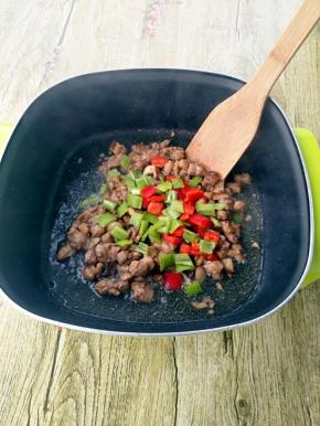 再加入生抽、青红椒翻炒均匀即可。